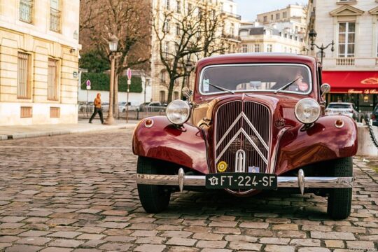 Guided tour of Paris in Citroën Traction Avant or DS 21