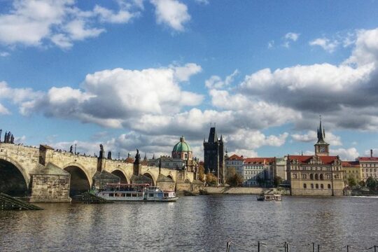 Shared Departure Transfer: Prague Hotel to Prague Airport