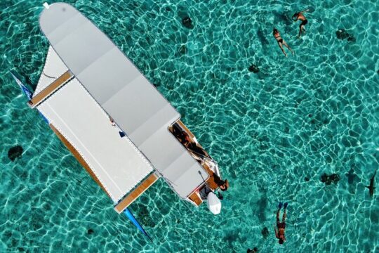 The Vanilla tour of Taha'a in a comfortable outrigger canoe
