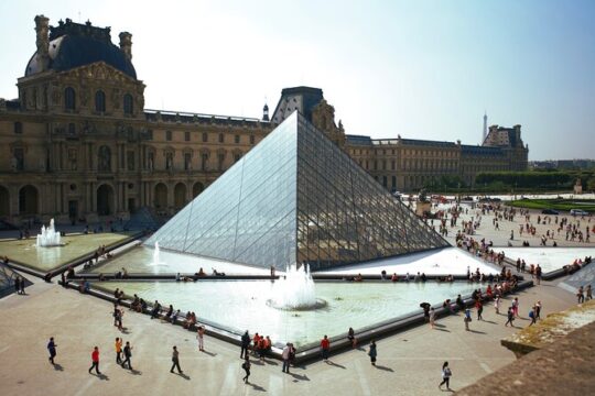 Louvre Museum Private Guided Tour with Reserved Access