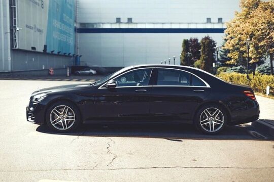 Airport Transfer: Lisbon to Lisbon Airport LIS in Business Car