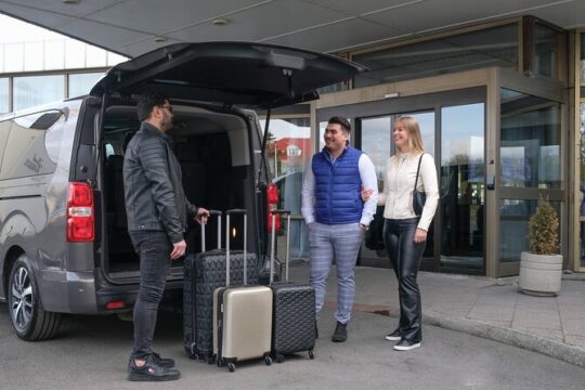 Roundtrip Private Transfer: Keflavik Airport to/from Reykjavik