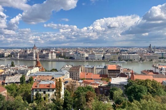 4-hour private walking tour on the BUDA side
