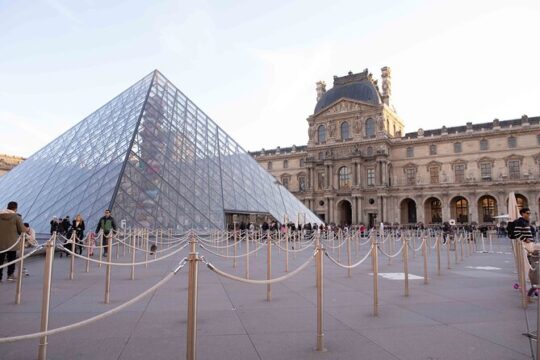 Paris: Louvre Ticket Entrance with Greeter