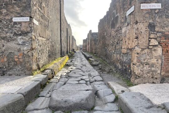 Private Transfer From Naples to Positano with a 2-hour stop in Pompeii