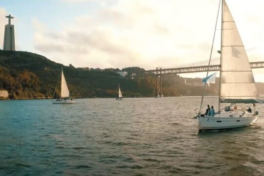 Lisbon Private Romantic 2h Cruise with sparkling wine-Day/Sunset