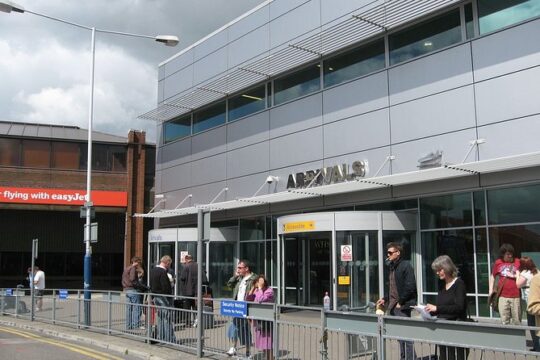 Luton Airport Private Transfers to/from London (Postcode E1 to E14)