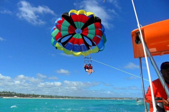 Adrenaline in parasailing for your shared group from punta cana