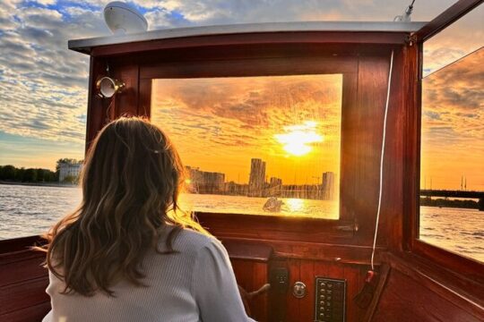 Riga: Evening or Sunset Boat Tour with Drink and Audio Guide