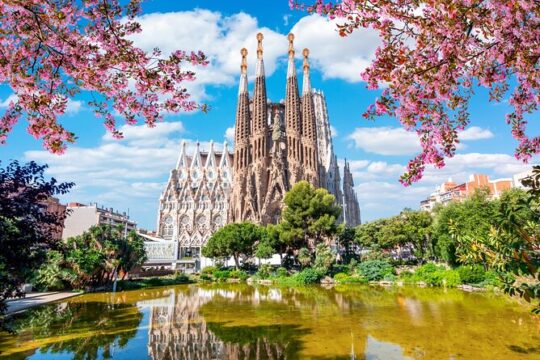 Barcelona Scavenger Hunt and Sights Self-Guided Tour