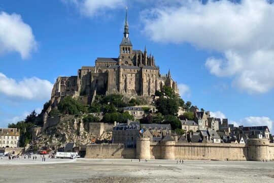 Private D-Day Uta Beach and Mont Saint Michel Trip by Mercedes