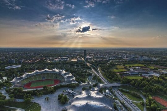 Private Scenic Transfer from Berlin to Munich with 4h of Sightseeing