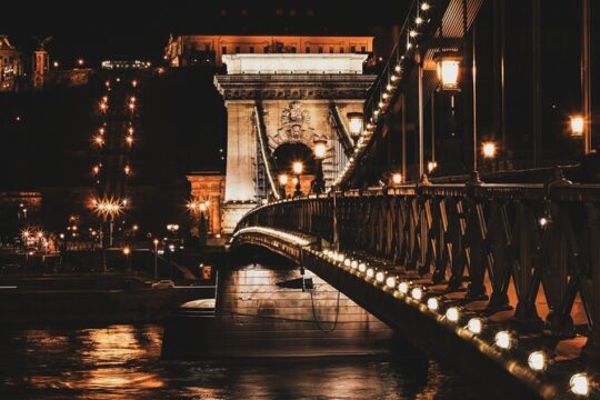 Private Budapest Night Tour with Drinks, Ruin Bars and Club