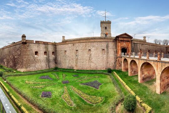 Skip-the-line Montjuïc Castle Tour with a Cable Car Ride