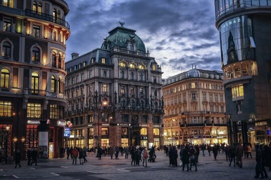 Private transfer from Salzburg to Vienna with 2h of sightseeing
