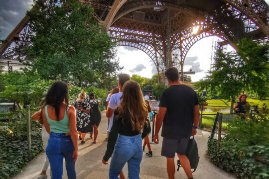 Private Paris Eiffel Summit Tour with Culinary Surprises