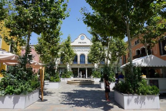La Roca Village: private Round-Trip Transfer