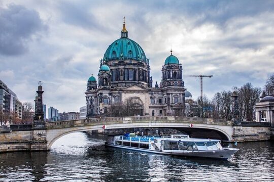 Berlin Night Tour / walking tour with local guide