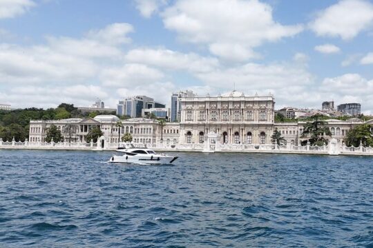 Sightseeing on Bosphorus With a Private Yacht From Istanbul