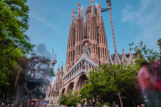 Sagrada Familia and Gaudí Photo Walking Tour in Barcelona