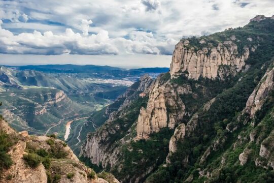 Private Tour Montserrat with Lunch, Organic Winery and Beach