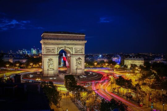 Private Tour of Parisian Nightlife (Sights, Food & Drinks) with a local