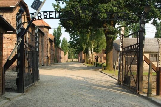Auschwitz and Birkenau Round-Trip Transfer Premium from Krakow