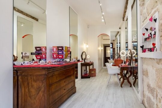 One-hour Private Makeup Class with a Pro Makeup Artist