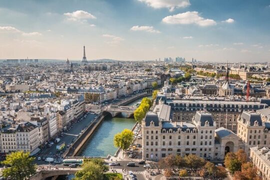 Night History Tour with Eiffel Tower and Glass of Champagne