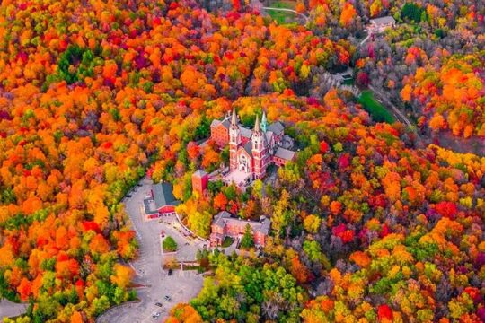 Chicago, Milwaukee&Lake Geneva Autumn Maple Foliage 1-Day Tour