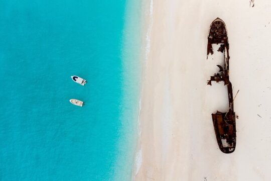 Private Speedboat Tour to Shipwreck Cove