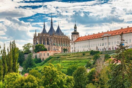 Private transfer from Prague to Budapest with a Sightseeing stop in Kutna Hora