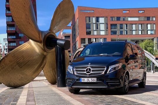 Private sightseeing tour in Hamburg with premium minivans