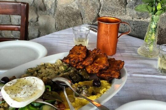 Santorini like a local: Discover local flavors by exploring the island!
