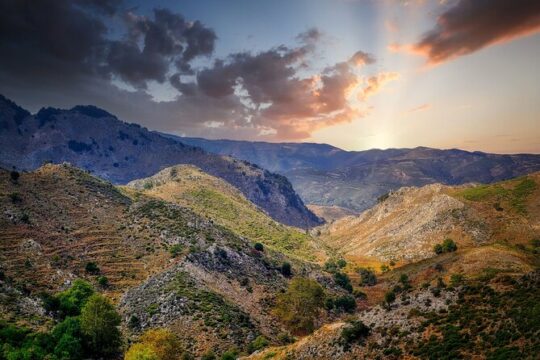 Hiking adventure in the Polyrrinia & Sirikari Gorge. Private tour