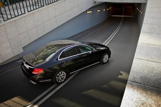 Mercedes E Class black cab Kraków