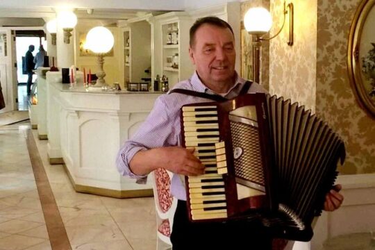 Stadtführung mit Musik, Spaziergang und Akkordeon-Musikabend, 2 h (Gruppe 5-15)