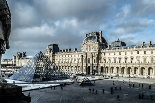 Transfer and Full Day Private Tour in Paris with Lunch Cruise