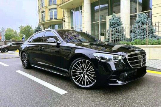 Private Transfer: Madrid Airport MAD to Madrid in Luxury Car