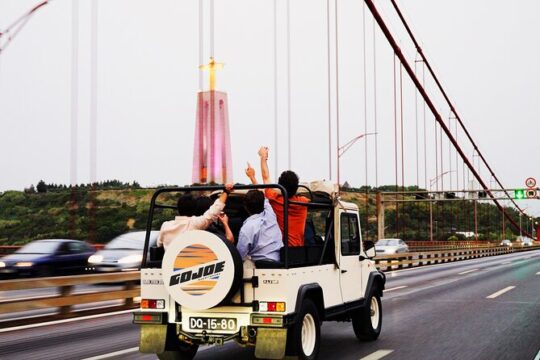 Private Guided Tour on Vintage Jeep with Drinks Aboard in Lisbon