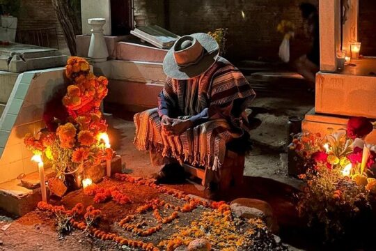 Tour of the Cemeteries of Oaxaca Between Flowers and Candles