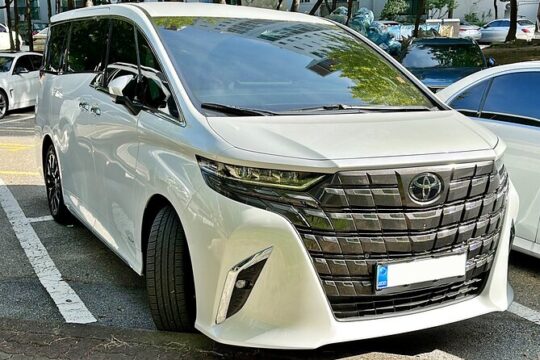 Hong Kong Airport (HKG) Transfer to Shenzhen by Toyota Alphard