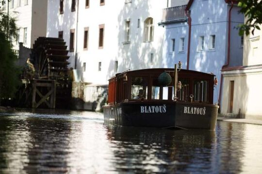 Private Custom Half-Day Tour: Prague Castle and River Cruise