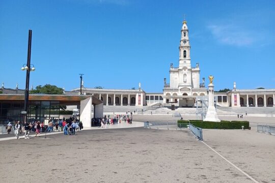 Full-Day Private Tour to Fatima Nazaré and Óbidos