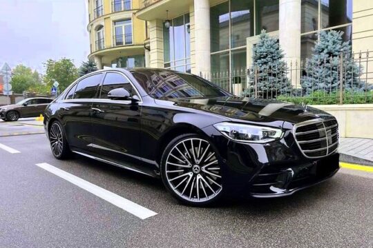 Airport Transfer: Gatwick Airport LGW to London by Luxury Car