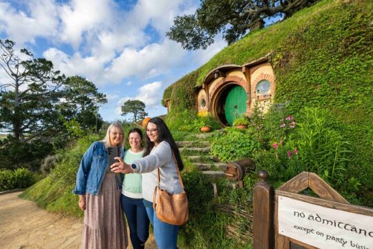 Hobbiton and Waitomo Caves Small Tour from Auckland