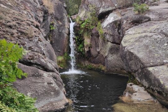 Cascades and monuments in Serra da Cabreira