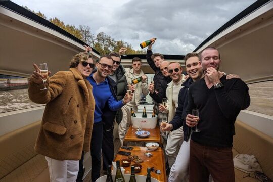 Private VIP cruise with champagne tasting and macaroon