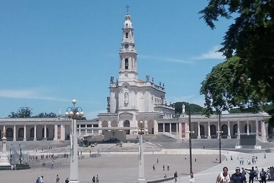 From Lisbon: Holy Miracle Church Santarem & Fatima Private Tour