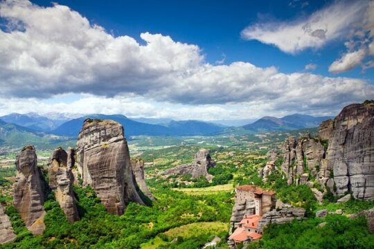 Explore Central Greece with an affordable 2 days tour to Meteora